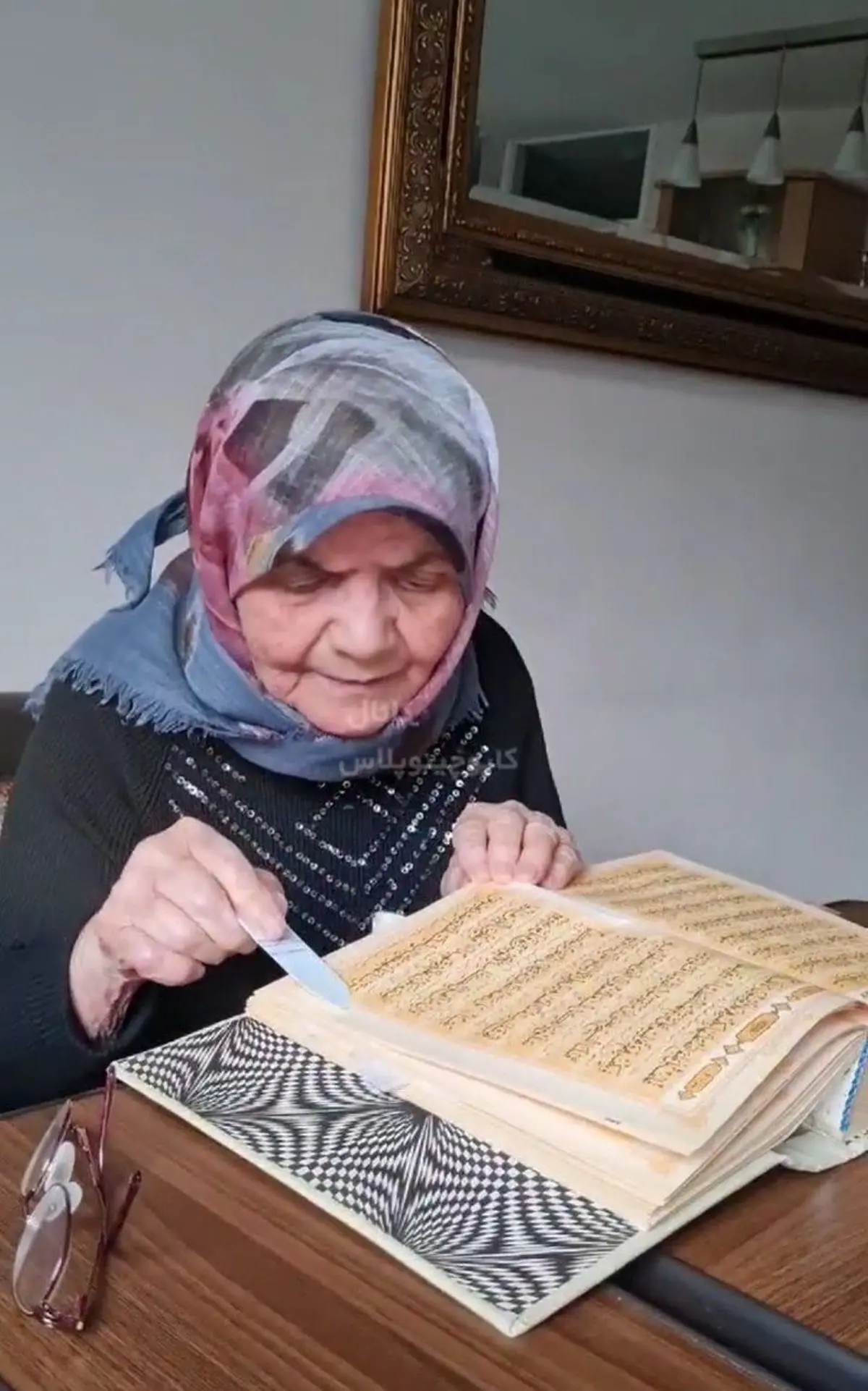 مادر نود و چهارساله‌ی ایرانی، ساکن هلند، که بدون داشتن سواد خواندن و نوشتن، قرآن می‌خواند+ویدئو 