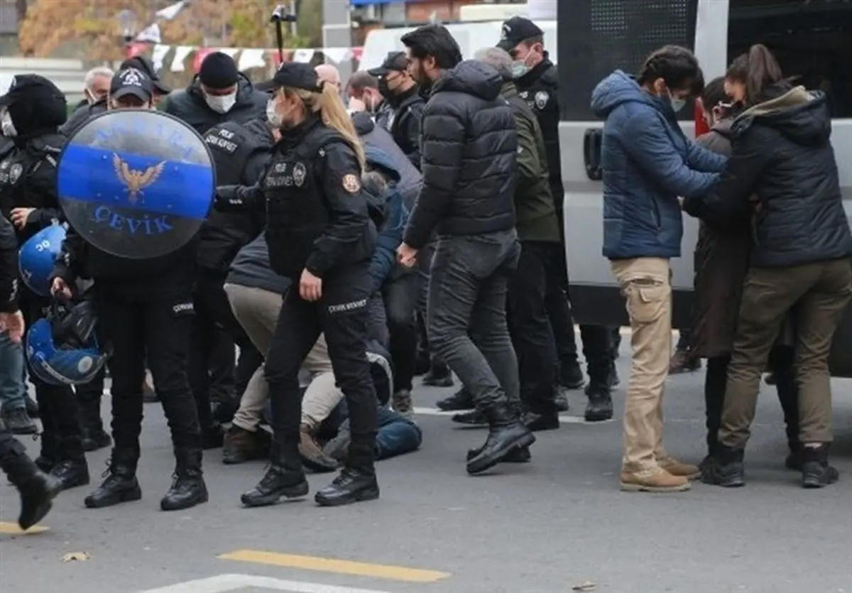 تجمع مردم آنکارا در اعتراض به وضعیت اقتصادی ترکیه | ۱۷ نفر بازداشت شدند