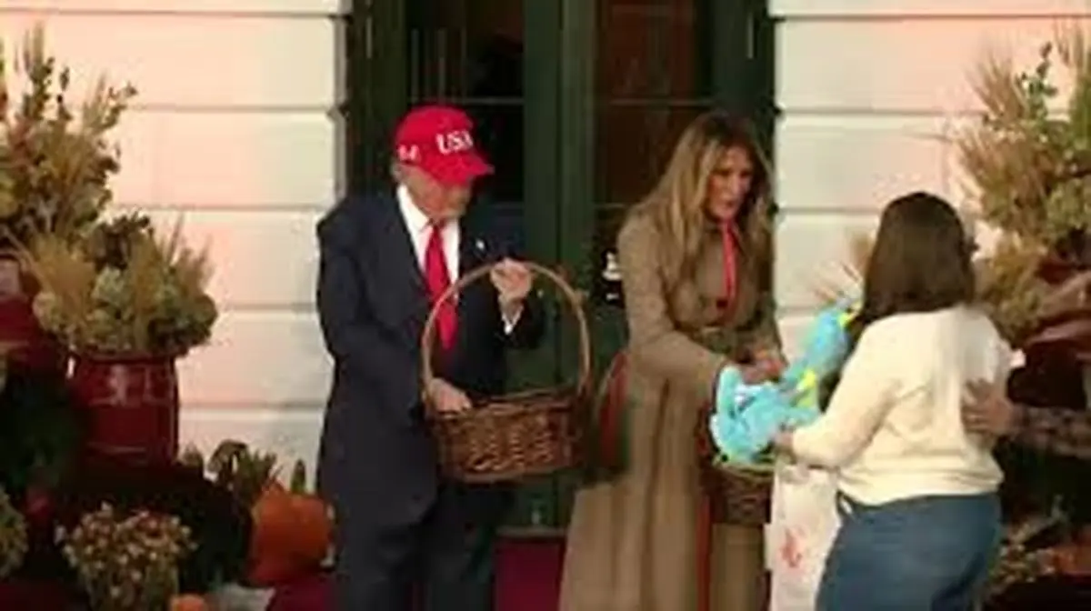 ترامپ و شوخی جنجالی با کودکان در شب هالووین | تکرار صحنه گذاشتن شکلات روی سر بچهها +ویدئو