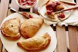 پیتزای راحت الحلقوم میخوای فقط پیتزای لقمه‌ای کالزونه! | طرز تهیه پیتزا کالزونه +ویدئو