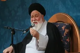 اعتراض امام جمعه مشهد به تعداد گوشی های هوشمند و رسانه های آزاد