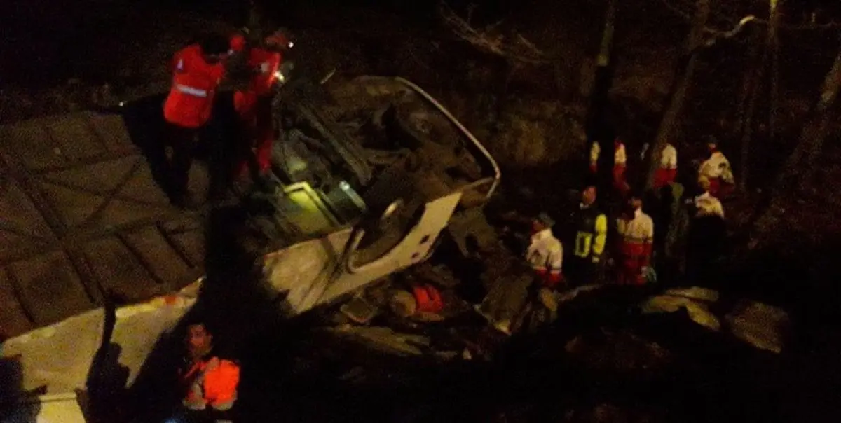 
حادثه سقوط یک دستگاه مینی بوس به داخل دره فیروز کوه