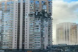  برخورد راکت به ساختمانی در حومه کی‌یف+ ویدئو 