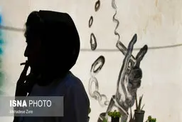 زنی  در مواد مخدر غوطه ور 