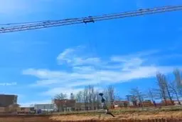 ‏تفریح خطرناک یک سرعینی با جرثقیل برجی( تاور کرین)+ویدئو 