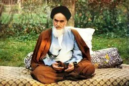 مبانی فکری رهبران انقلاب اسلامی در حوزه ها تدریس شود