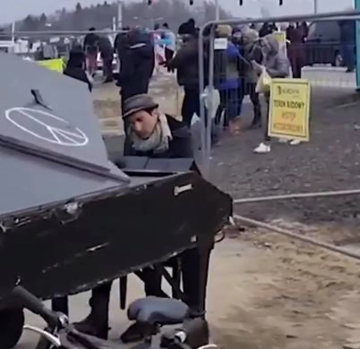 پیانیست آواره اوکراینی در مرز با لهستان + ویدئو 