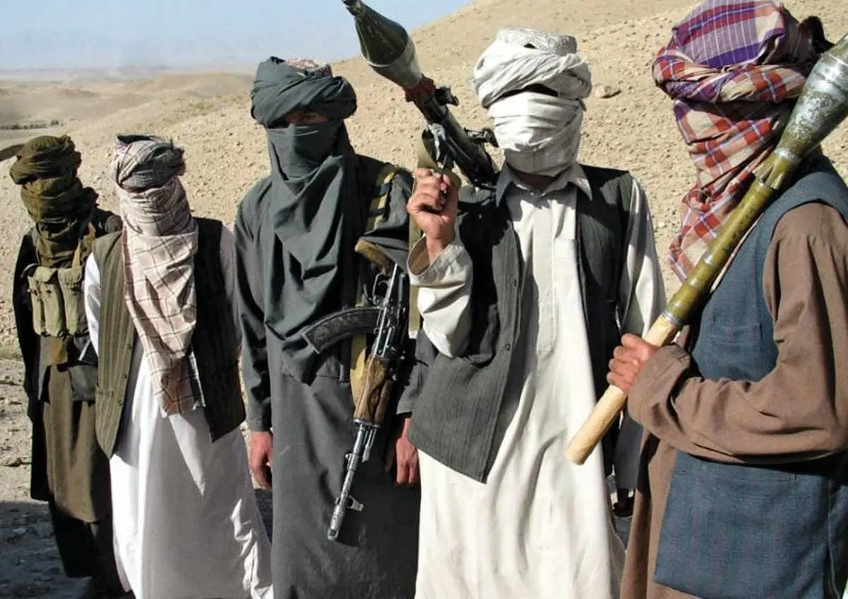  لباسی متفاوت و به‌نوعی عجیب از یک جنگجوی طالبان +عکس