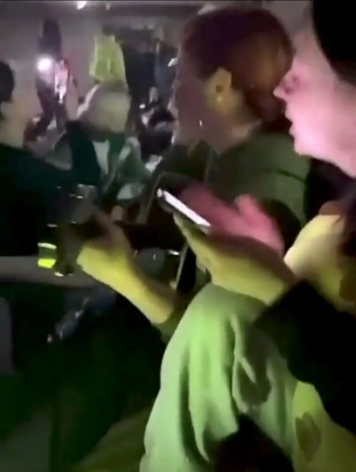 آواز دسته‌جمعی، زیر آوار موشک‌ها در پناهگاه!+ویدئو