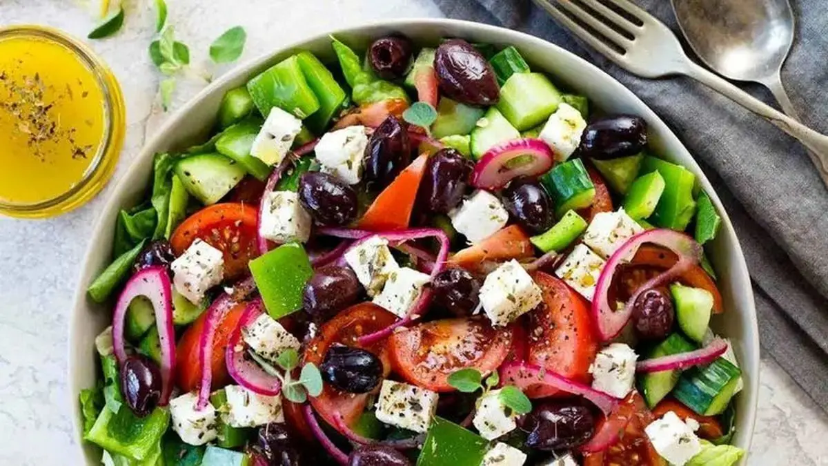 طرز تهیه سالاد یونانی | بیا بهت یه سالاد خنک تابستونی یاد بدم! +ویدئو