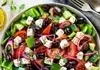 طرز تهیه سالاد یونانی | بیا بهت یه سالاد خنک تابستونی یاد بدم! +ویدئو