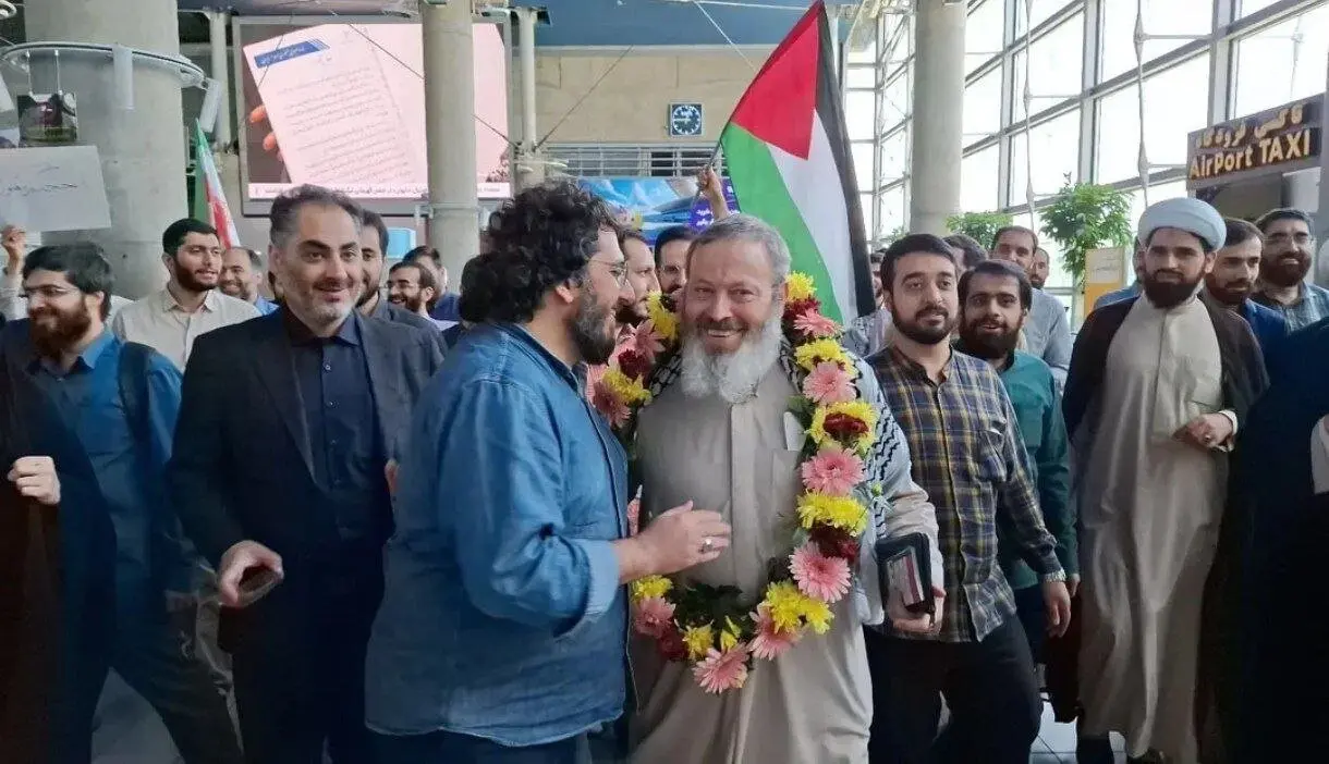 نخستین تصاویر از بازگشت قاسمیان با حلقه گل | پرچم ایران جایی نداشت!