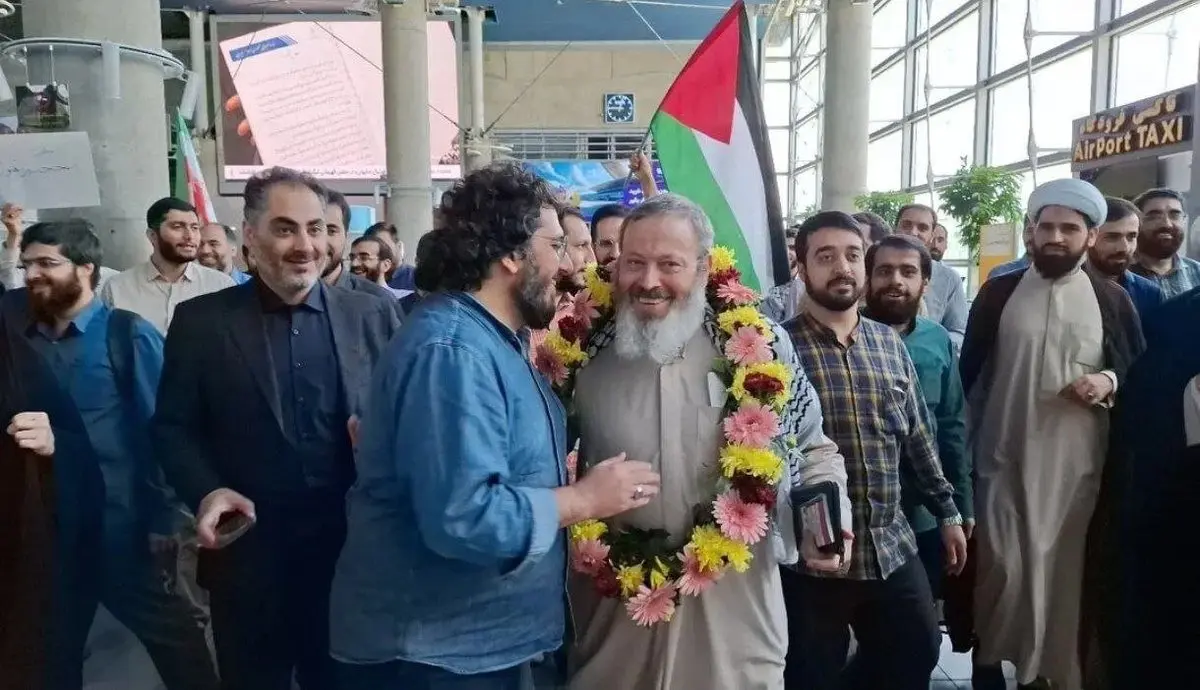نخستین تصاویر از بازگشت قاسمیان با حلقه گل | پرچم ایران جایی نداشت!