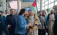 نخستین تصاویر از بازگشت قاسمیان با حلقه گل | پرچم ایران جایی نداشت!
