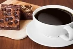 با یک فنجان قهوه چه مدت بیدار می مانیم؟