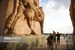  تخت جمشیدبعد از تعطیلی سه ماهه به روی گردشگران باز شد.