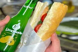 ناهار ساندویچ کوکو سبزی درست کن | طرز تهیه ساندویچ کوکو سبزی با سس مخصوص 