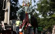 ویرجینیای آمریکا؛ حذف 2 مجسمه‌ دوران برده‌داری (عکس)| 4 سال پس از تظاهرات نژادپرستانه 