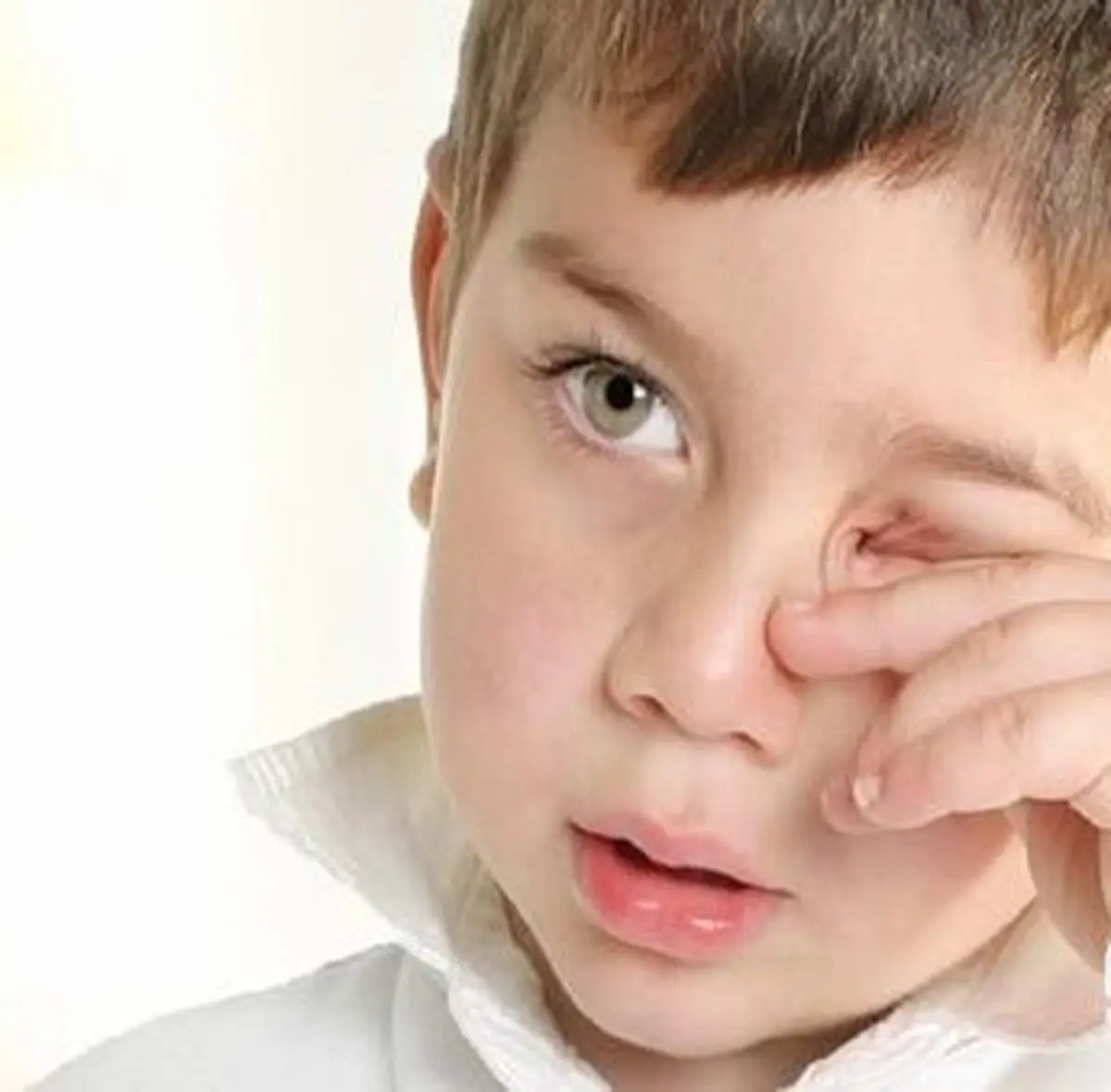 دستمالی کودکان با چشمانشان را جدی بگیرید| کرونا در کمین چشمان کودکان