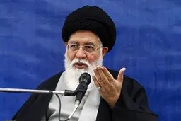 رسانه هایی که دروغ های دشمن را منتشر می کنند، ستون پنجم دشمن هستند؛ البته نباید محاکمه صحرایی شان بکنیم