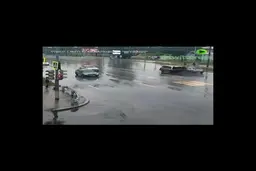 نجات جان کودک توسط یک عابر پس از تصادف در چهارراه + ویدئو