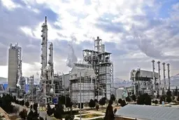 ۱۰۰ نماینده مجلس خواستار توقف خلع ید دولت از صنعت پتروشیمی شدند