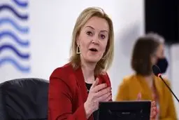 اتفاق عجیب در زمان سخنرانی نامزد نخست‌وزیری انگلستان | سخنرانی لیز تراس +ویدئو