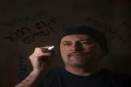 با مرد قالی‌شوی متواضعی آشنا شوید که به ۲۴ زبان حرف می‌زند!+ویدئو 