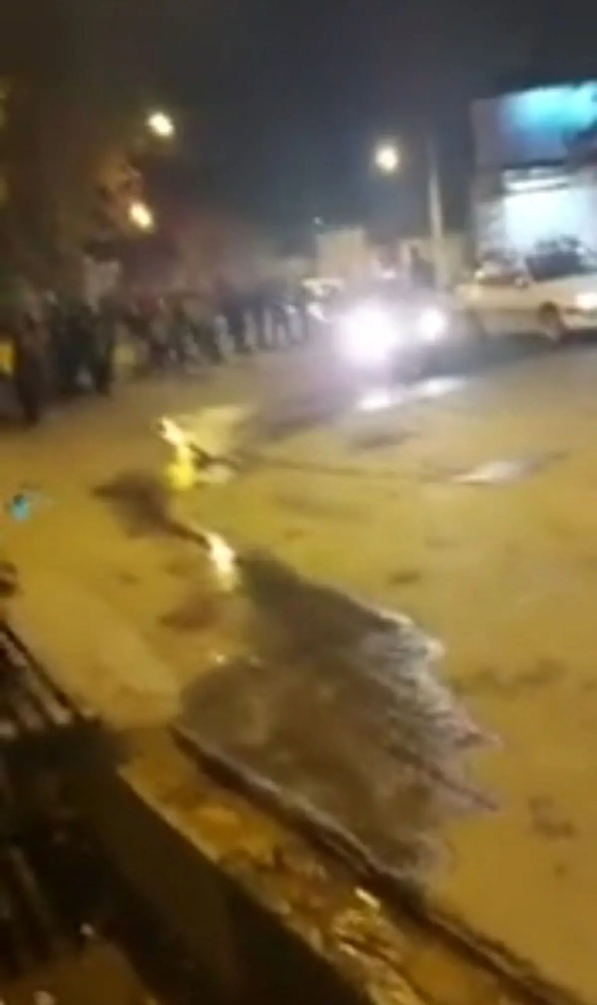 تخریب ماشین یک رهگذر در کاشمر در شب چهارشنبه‌سوری+ویدئو