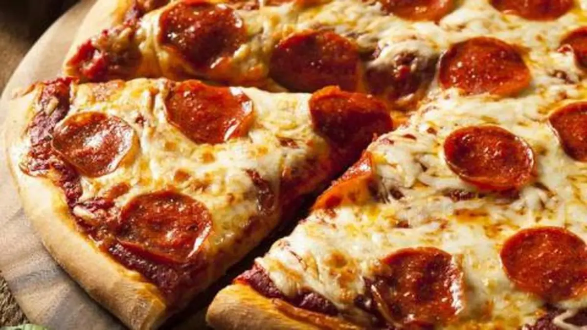 دیگه از بیرون پیتزا نخر وقتی انقدر بی کیفیته! | با این روش خودت استاد درست کردن پیتزا پپرونی توی خونه میشی! | طرز تهیه پیتزا پپرونی با سس مخصوص + ویدئو
