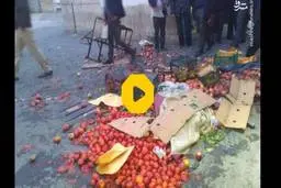 ویدیویی تلخ از جمع آوری بساط یک جوان میوه فروش در نزدیکی شب عید+ ویدئو 