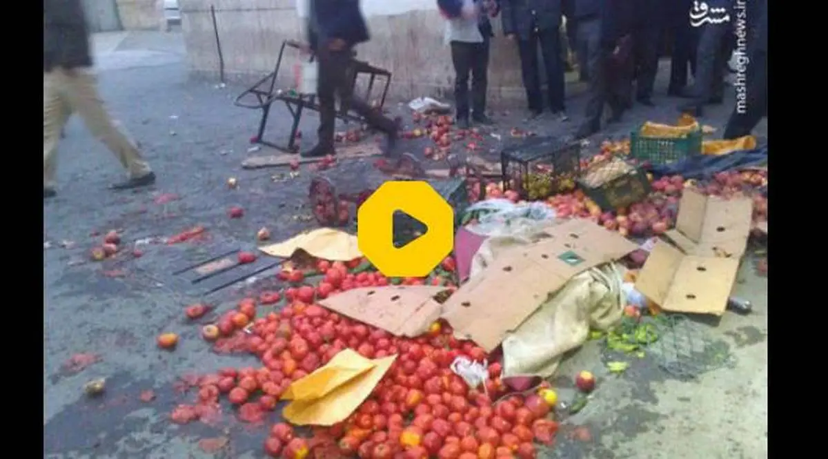 ویدیویی تلخ از جمع آوری بساط یک جوان میوه فروش در نزدیکی شب عید+ ویدئو 