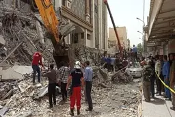 پیدا شدن جسد کارگر ۱۸ ساله زیر آوار متروپل پس از دو روز
