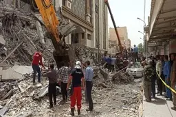 پیدا شدن جسد کارگر ۱۸ ساله زیر آوار متروپل پس از دو روز