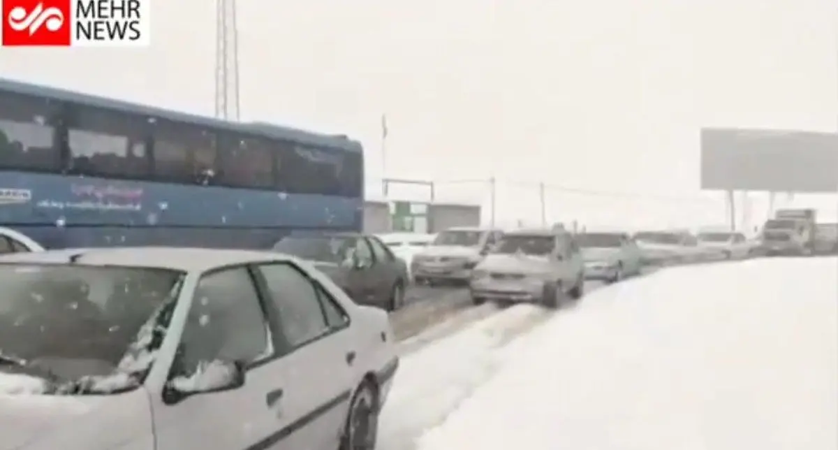 غافلگیری مسافران نوروزی از برف نیم متری در اهر+ویدئو