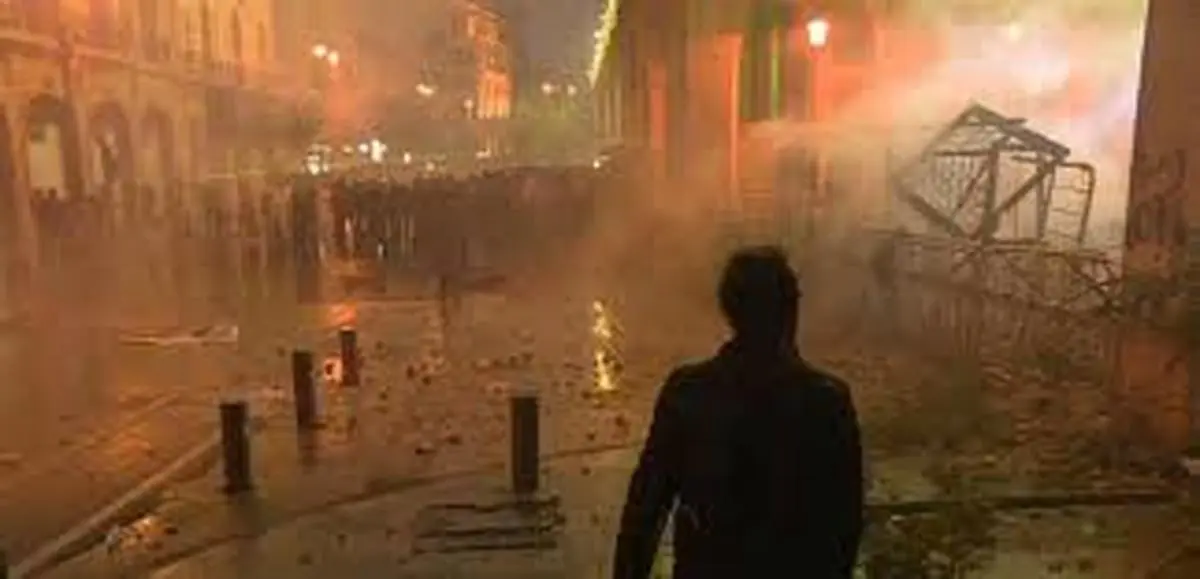 شب ناآرام بیروت؛ شلیک گاز اشک آور برای جلوگیری از تعرض به پارلمان لبنان