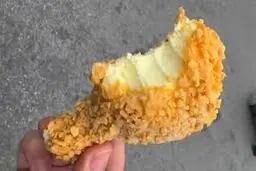 وقتی بستنی هم سوخاری می‌شود | ترکیب نرمی و تردی در یک دسر خنک و کریسپی +ویدئو