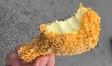 وقتی بستنی هم سوخاری می‌شود | ترکیب نرمی و تردی در یک دسر خنک و کریسپی +ویدئو