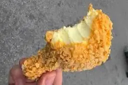 وقتی بستنی هم سوخاری می‌شود | دسری خنک و کریسپی که ترند این روزهاست! +ویدئو