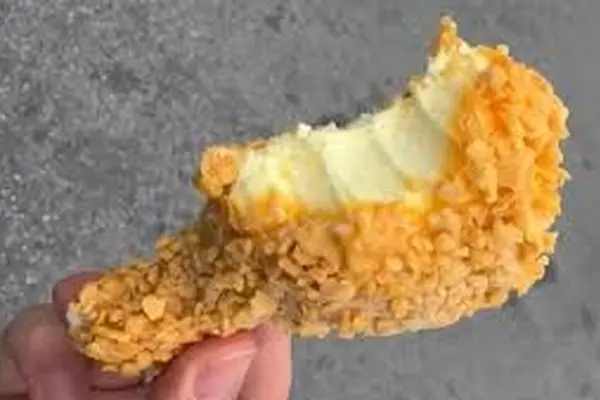 وقتی بستنی هم سوخاری می‌شود | ترکیب نرمی و تردی در یک دسر خنک و کریسپی +ویدئو