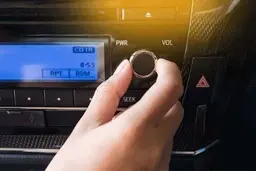 لحظه‌ی انفجار سیستم صوتی یک خودروی در حال حرکت+ویدئو 