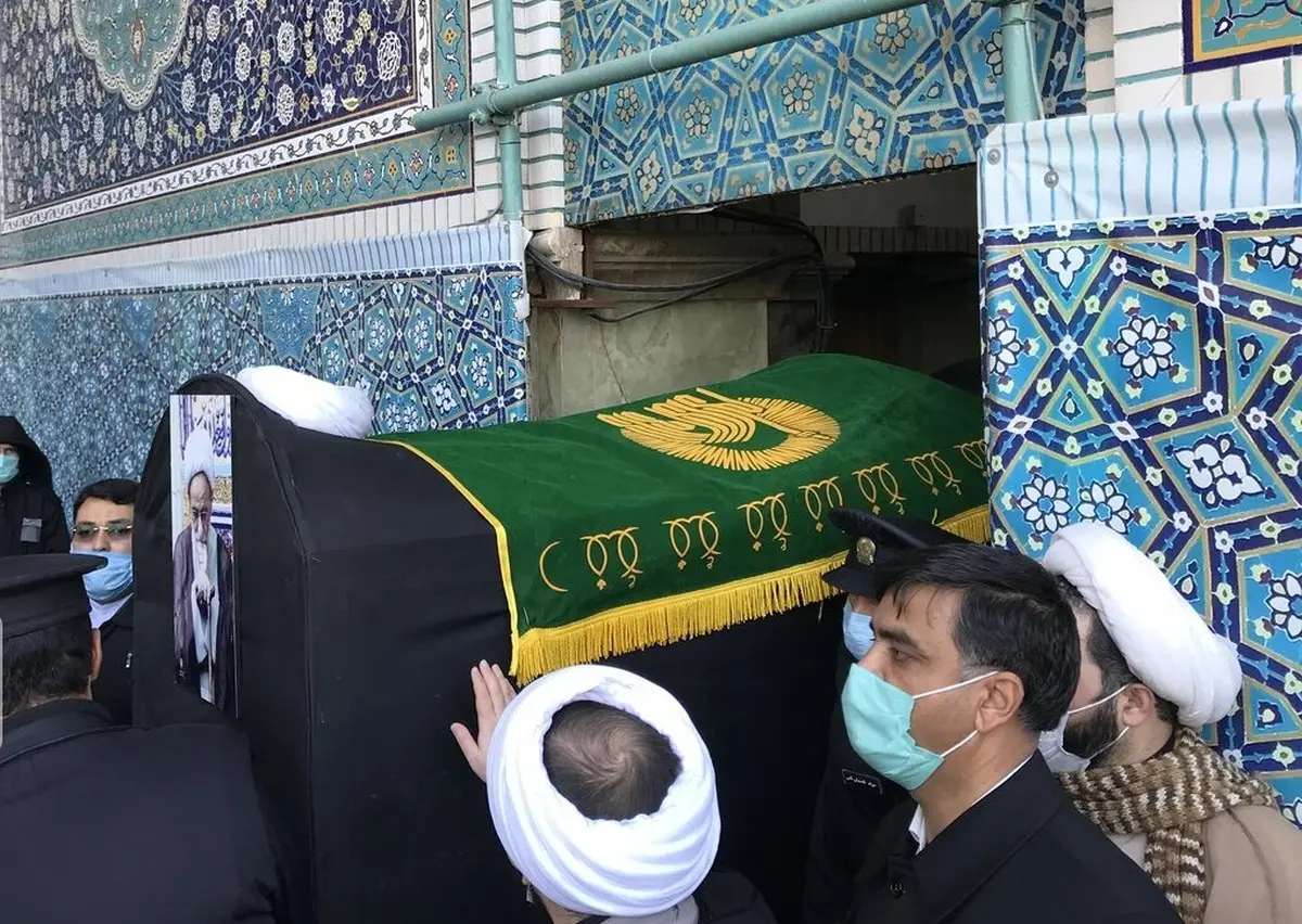مراسم وداع با پیکر آیت‌الله مصباح یزدی در مشهد برگزار شد | علم‌الهدی: عظمت مرحوم مصباح آنقدر بالا بود که مقام معظم رهبری با وجود همه محدودیت‌ها فرمودند پیکر را به منزل ایشان ببرند