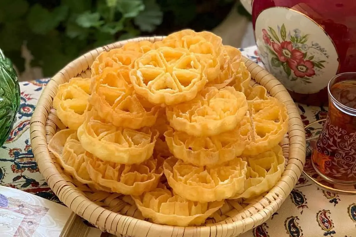 اگه دوست داری یکی از شیرینی‌های سنتی ایران رو درست کنی حتماً ببین | طرز تهیه شیرینی پنجره ای ترد و نوستالژی +ویدئو