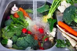 یکبار برای همیشه یاد بگیر چطوری سبزیجات رو تا یک هفته تازه نگه داریم! | این روش حسابی به کارت میاد +ویدئو