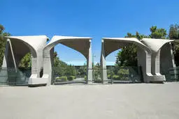 ادغام دانشکده تجارت و بازرگانی دانشگاه تهران با دانشکده گردشگری: تصمیمی شگفت انگیز در زمانه دشوار تحریم‌های اقتصادی
