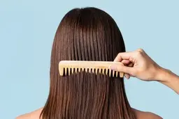 اگه هرکاری میکنی باز موهات چربه ببین! | نحوه شستن شانه سر و از بین بردن چربی ها +ویدئو