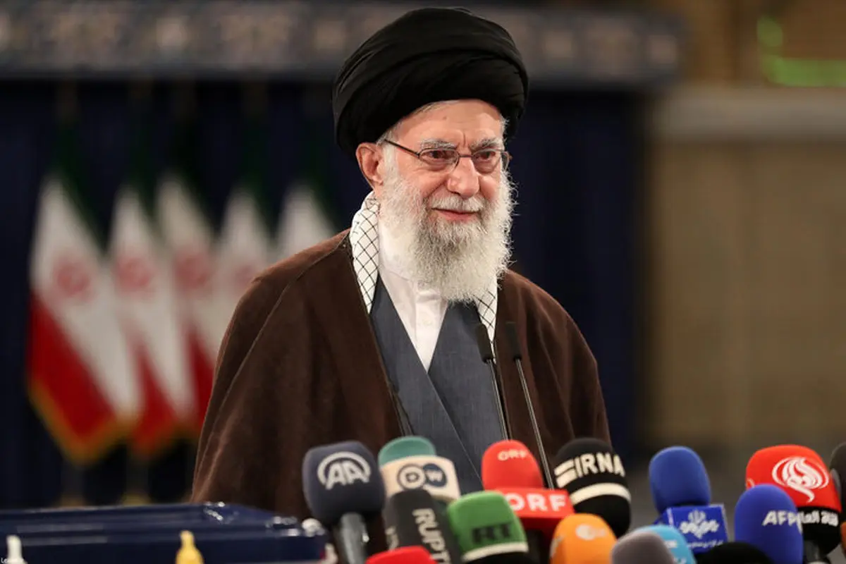 رهبر انقلاب اسلامی در انتخابات رای خود را به صندوق انداخت | صحبت های رهبر انقلاب