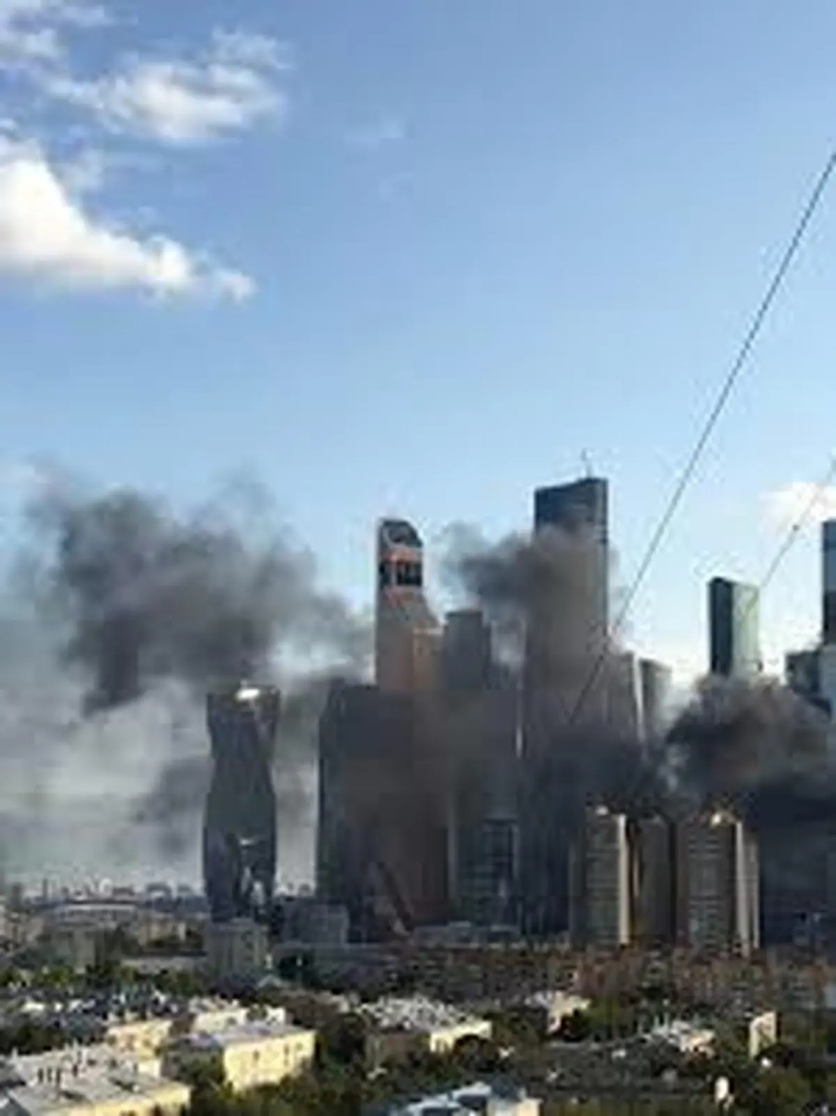 برج‌های دوقلوی مسکو آتش گرفت | اولین تصاویر از آتش‌سوزی در برج‌های دوقلوی مرکز تجارت جهانی مسکو+ویدئو 