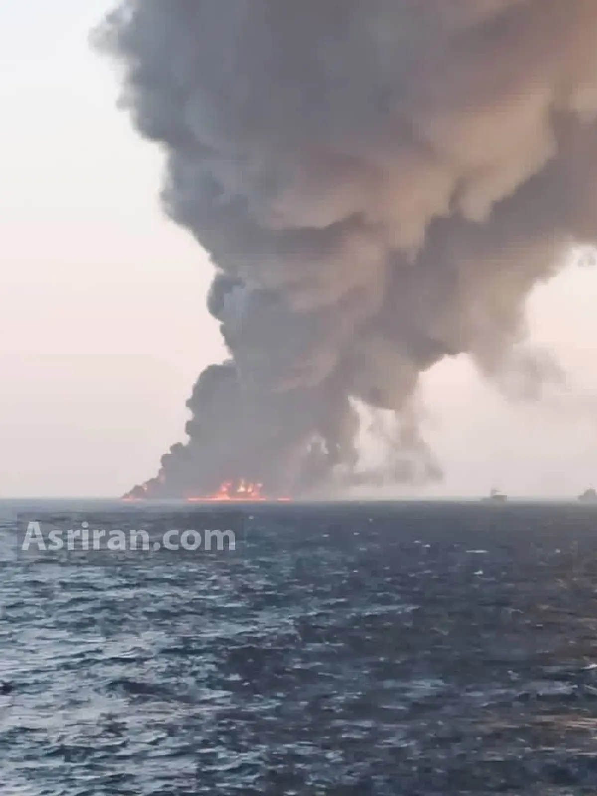 آتش سوزی در کشتی نظامی ایران |  کشتی غرق شد،  کارکنان نجات یافتند