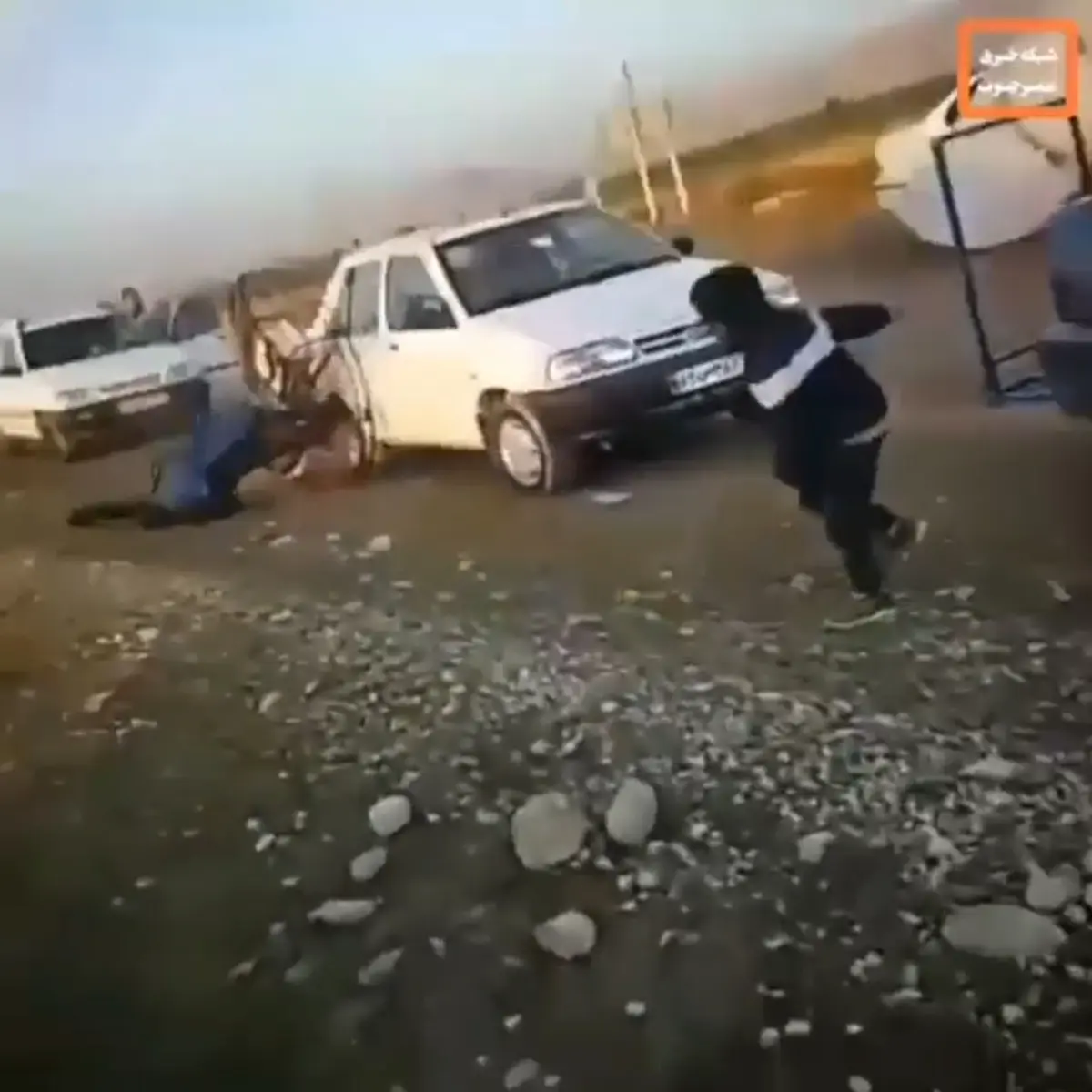 لحظه سقوط پاراموتور‌سوار در بهبهان خوزستان و برخورد با پراید‌ + ویدئو